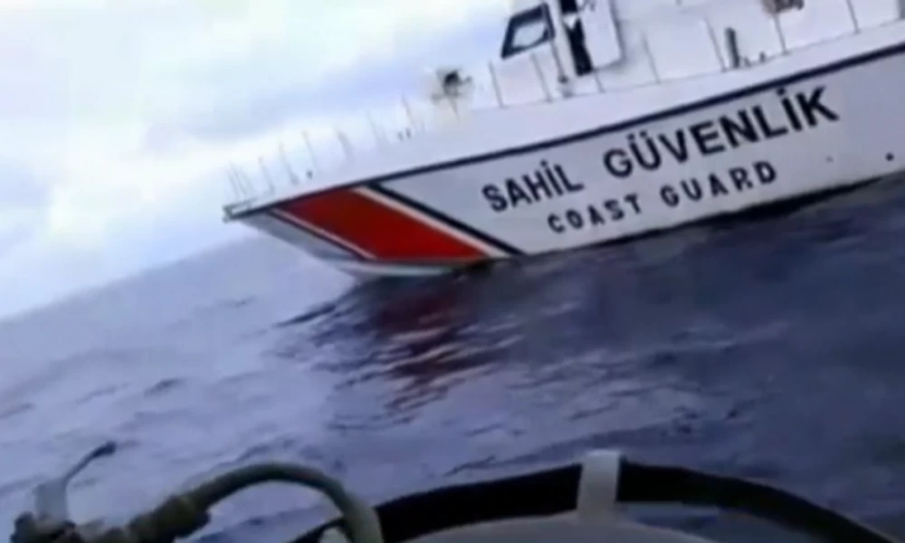 Τουρκική ακταιωρός έκλεισε το δρόμο στο Blue Star